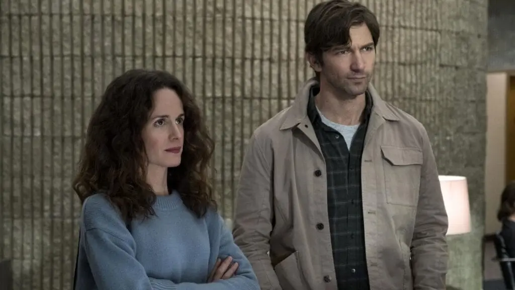 Elizabeth Reaser and Michiel Huisman as Shirley and Steven Crain. Image © Netflix.
